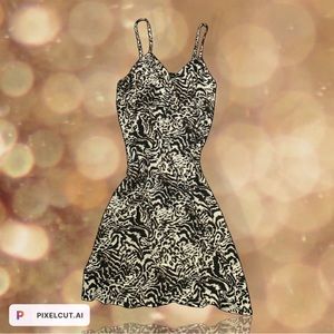 Comfortable, it stretches if ur curvy, and if ur not the baggy looks adorable.